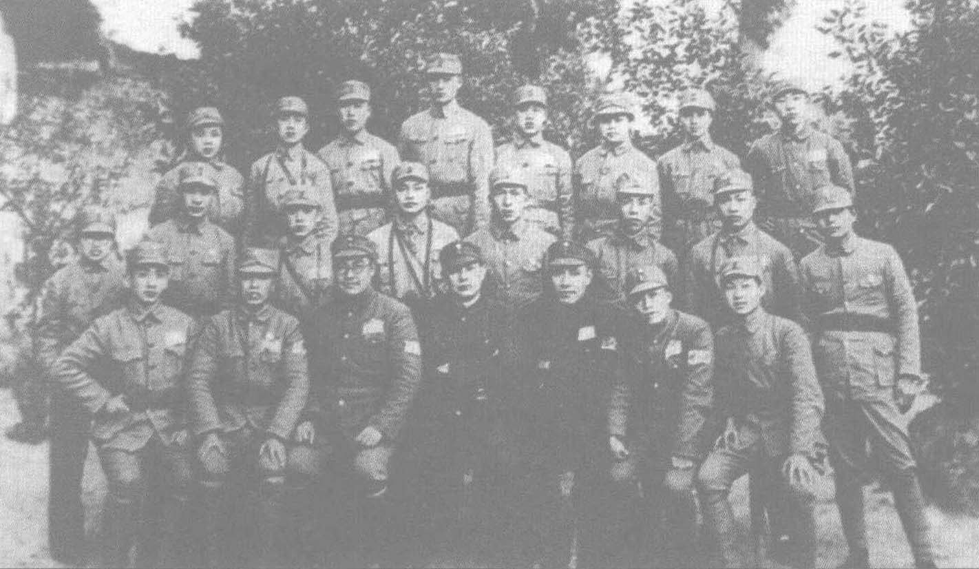 参加南岳游击干部训练班的八路军全体工作人员合影(前排左4为叶剑英、左3为李涛、左5为边章五)